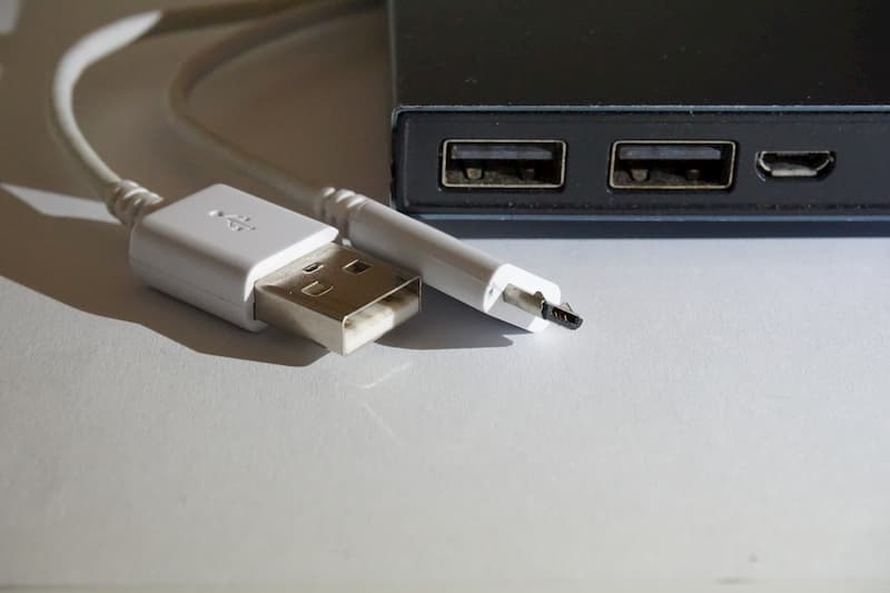 USB poka yoke